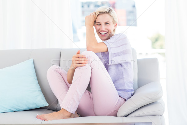 Foto stock: Bastante · mulher · loira · sessão · sofá · sorridente · câmera