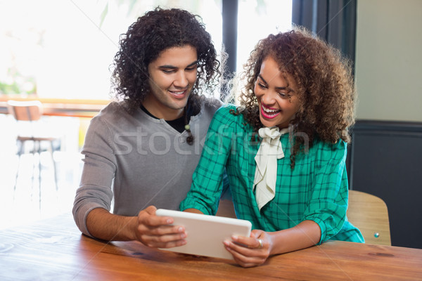 Fiatal barátok digitális tabletta derűs nő Stock fotó © wavebreak_media