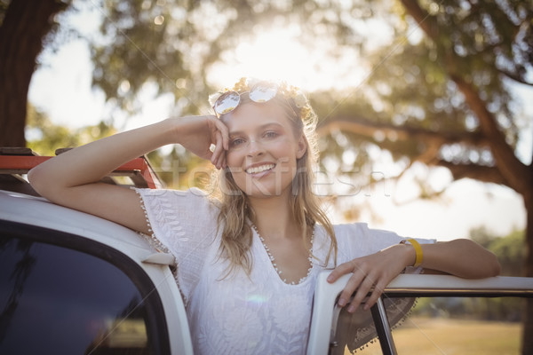 肖像 漂亮的女人 貨車 微笑 樹 女子 商業照片 © wavebreak_media
