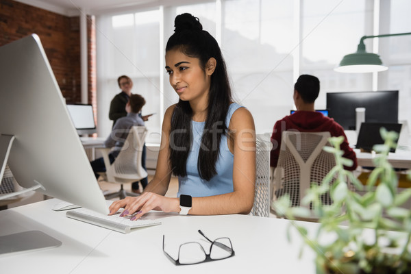 Vrouwelijke uitvoerende werken computer kantoor aandachtig Stockfoto © wavebreak_media