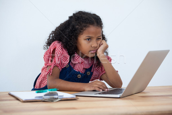 Femme d'affaires main menton utilisant un ordinateur portable bureau blanche [[stock_photo]] © wavebreak_media