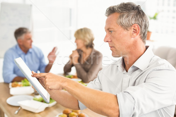 Casuale imprenditore tablet pranzo ufficio business Foto d'archivio © wavebreak_media