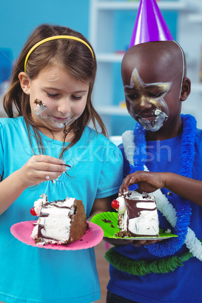 Feliz ninos comer pastel de cumpleanos fiesta nina Foto stock © wavebreak_media