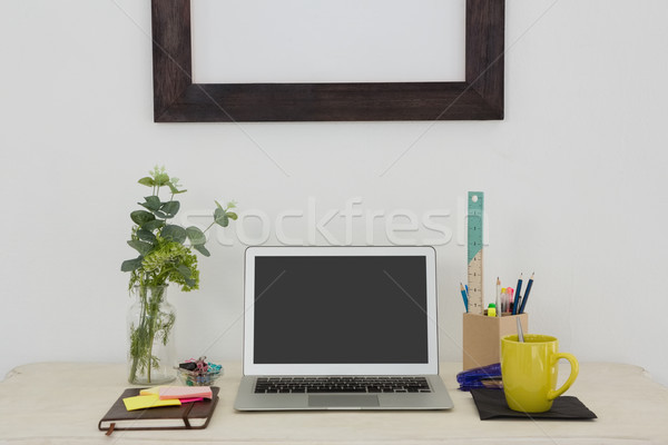 Laptop unterschiedlich Büro Zubehör Tabelle Lächeln Stock foto © wavebreak_media