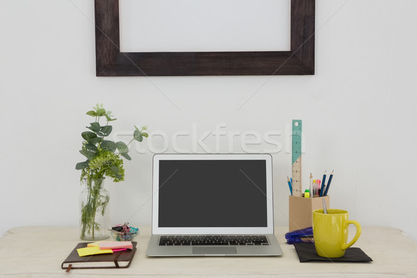 Portable bureau table sourire [[stock_photo]] © wavebreak_media