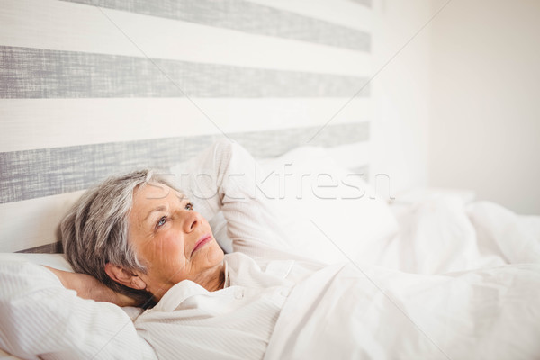 Senior femeie relaxare pat acasă Imagine de stoc © wavebreak_media
