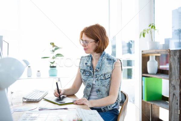 Lächelnd Hipster Geschäftsfrau schriftlich digitalen Zeichnung Stock foto © wavebreak_media