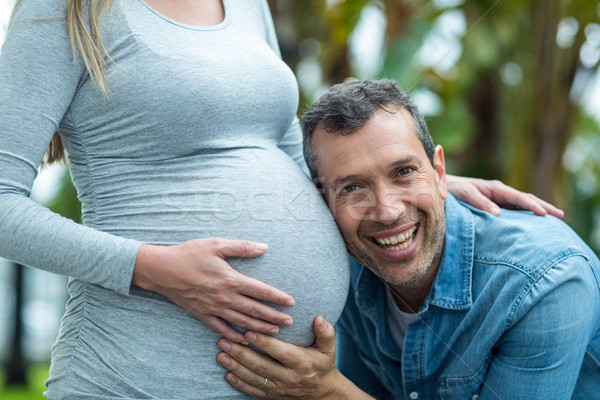 Uomo ascolto incinta stomaco esterna donna Foto d'archivio © wavebreak_media