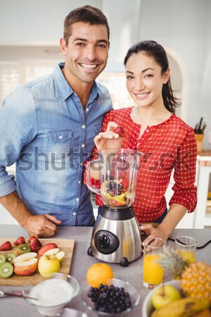Retrato familia feliz jugo de fruta mesa cocina casa Foto stock © wavebreak_media