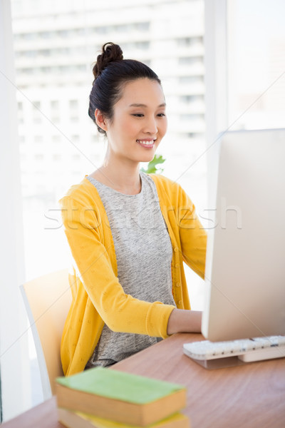 Mooie zakenvrouw werken bureau computer scherm Stockfoto © wavebreak_media