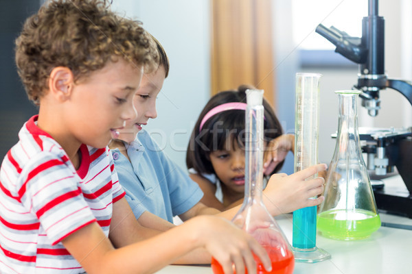 Schoolkinderen wetenschappelijk uitrusting laboratorium kind wetenschap Stockfoto © wavebreak_media