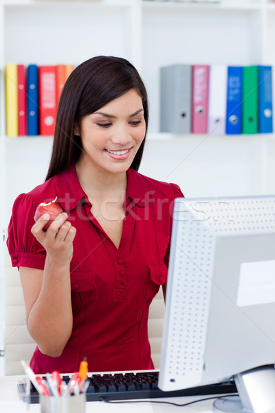 Foto stock: Sorridente · empresária · maçã · vermelha · secretária · menina