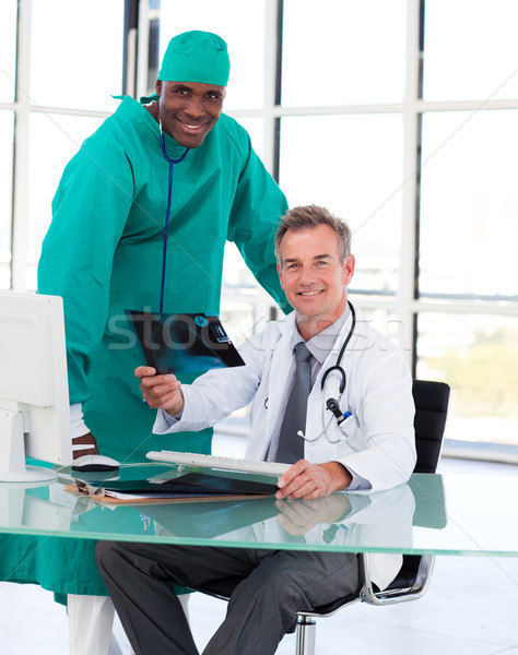 Arzt Chirurg lächelnd Kamera xray Krankenhaus Stock foto © wavebreak_media