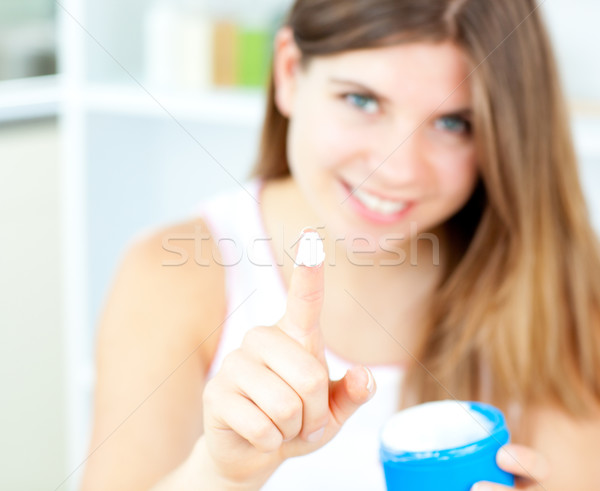 [[stock_photo]]: Jolie · femme · cosmétiques · crème · souriant · caméra · espace