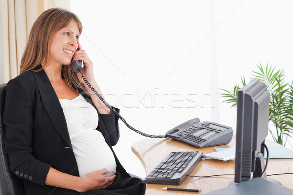 Foto d'archivio: Attrattivo · donna · incinta · telefono · lavoro · ufficio · baby