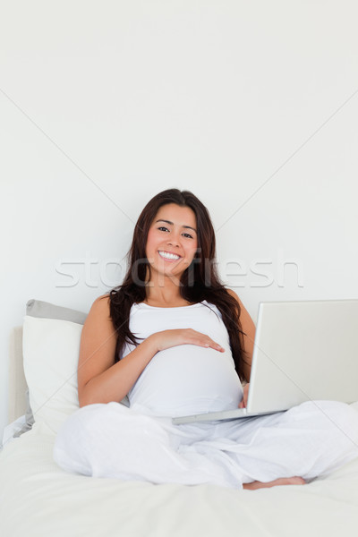 Iyi görünümlü hamile kadın rahatlatıcı dizüstü bilgisayar yatak ev Stok fotoğraf © wavebreak_media