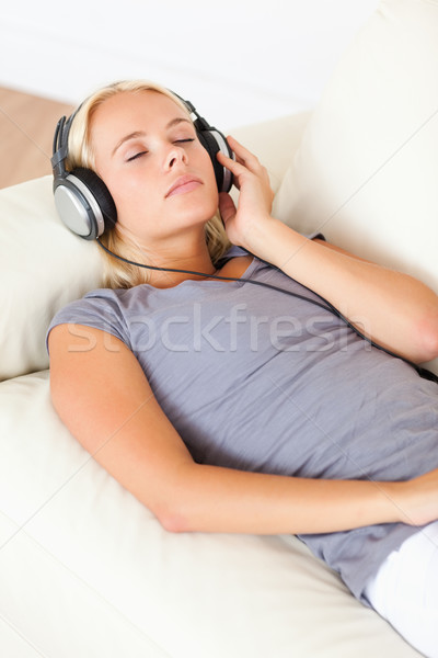 Portré káprázatos nő zenét hallgat nappali mosoly Stock fotó © wavebreak_media