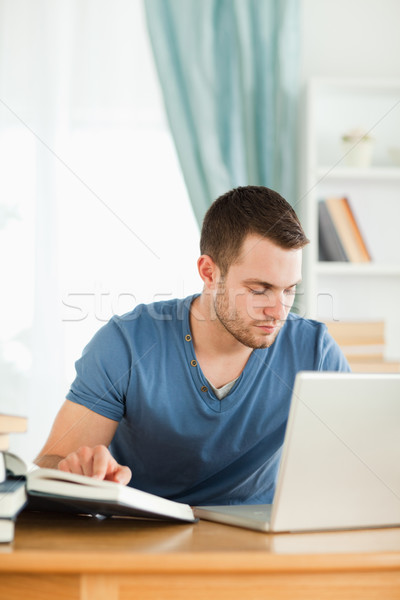 Homme étudiant internet devoirs livres école [[stock_photo]] © wavebreak_media
