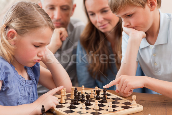 Crianças jogar xadrez pais sala de estar Foto stock © wavebreak_media