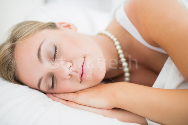 Slapen cute vrouw parels ketting witte Stockfoto © wavebreak_media
