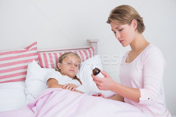 Madre dar medicina enfermos hija casa Foto stock © wavebreak_media