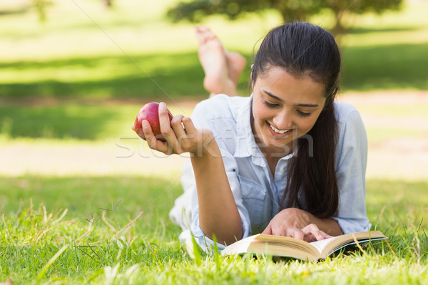 Foto d'archivio: Donna · mangiare · mela · lettura · libro · parco