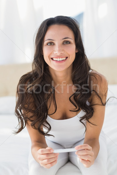 Podniecony brunetka czeka test ciążowy domu sypialni Zdjęcia stock © wavebreak_media