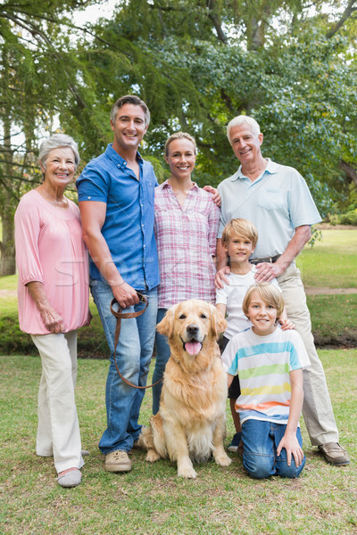 Glückliche Familie lächelnd Kamera Hund Baum Stock foto © wavebreak_media