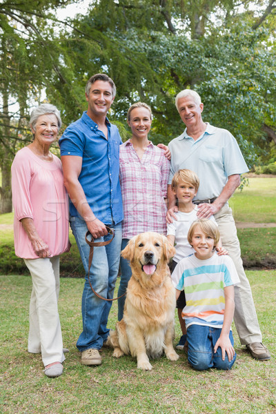 Famiglia felice sorridere fotocamera cane albero Foto d'archivio © wavebreak_media