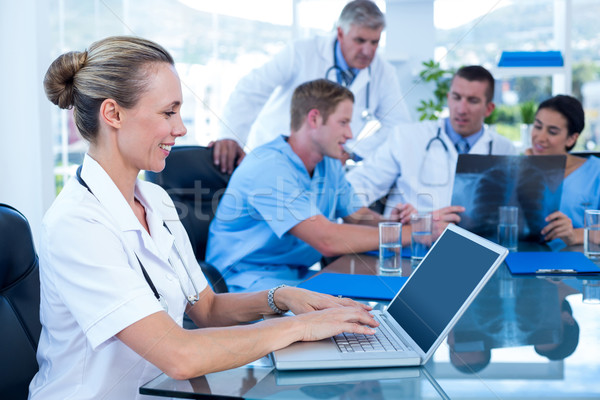 Foto stock: Belo · sorridente · médico · datilografia · teclado · equipe