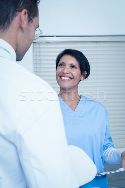 Stockfoto: Tandartsen · bespreken · rapporten · mannelijke · vrouwelijke · vergadering