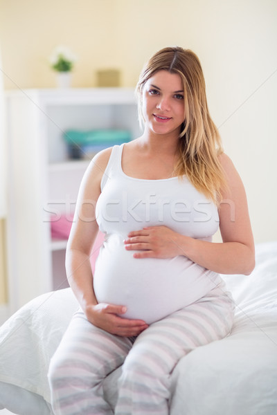 Terhes nő tart dudorodás otthon egészség női Stock fotó © wavebreak_media