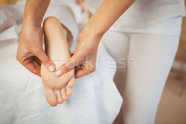 年輕女子 腳 按摩 治療 房間 女子 商業照片 © wavebreak_media