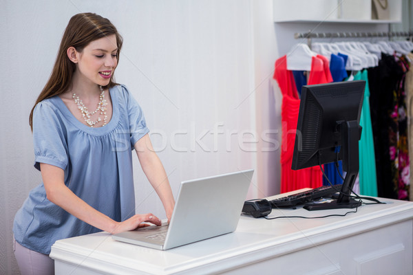 Laden Arbeitnehmer mit Laptop Mode Boutique Computer Stock foto © wavebreak_media