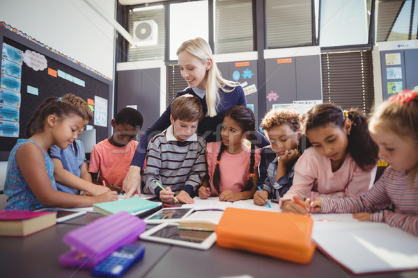 Leraar helpen schoolmeisje huiswerk klas school Stockfoto © wavebreak_media