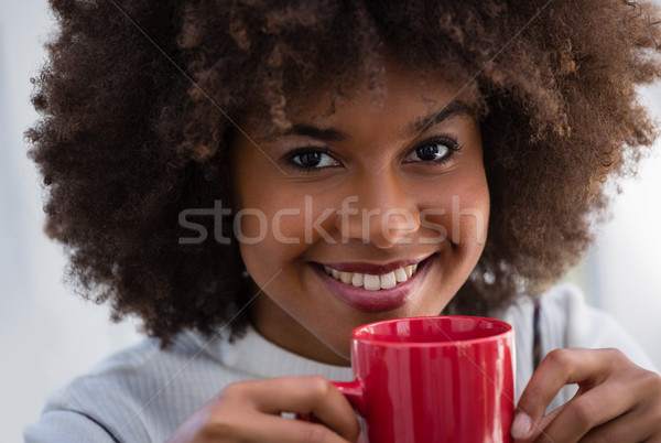 Porträt lächelnde Frau Haar halten Kaffeebecher Stock foto © wavebreak_media