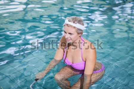 Potrivi femeie ciclism piscină zâmbitor apă Imagine de stoc © wavebreak_media