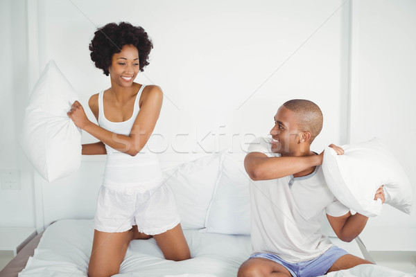 Foto stock: Feliz · Pareja · pelea · de · almohadas · cama · mujer · casa