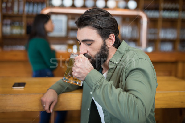 Hombre cerveza contra bar restaurante Foto stock © wavebreak_media