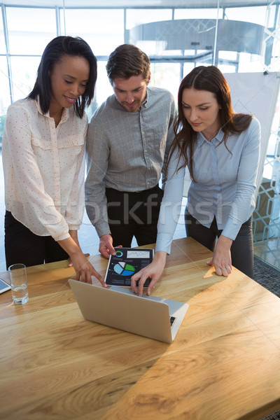 Iş arkadaşları dizüstü bilgisayar kullanıyorsanız konferans salonu ofis su Stok fotoğraf © wavebreak_media
