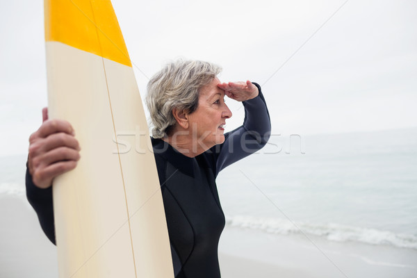 Starszy kobieta deska surfingowa oczy plaży Zdjęcia stock © wavebreak_media