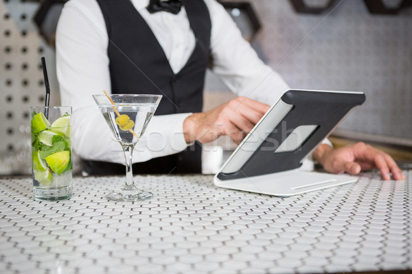 Barman digitale tablet bar counter restaurant Stockfoto © wavebreak_media