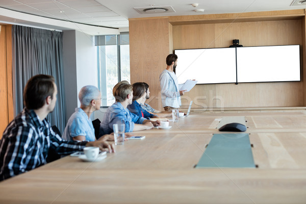 Homem apresentação colegas sala de conferência escritório negócio Foto stock © wavebreak_media