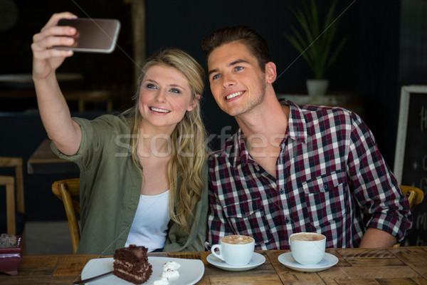 Stockfoto: Glimlachend · paar · mobiele · telefoon · cafetaria · vrouw