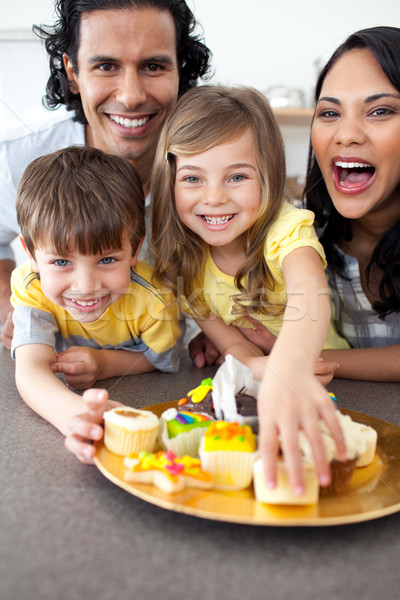 Animado familia comer cookies cocina feliz Foto stock © wavebreak_media