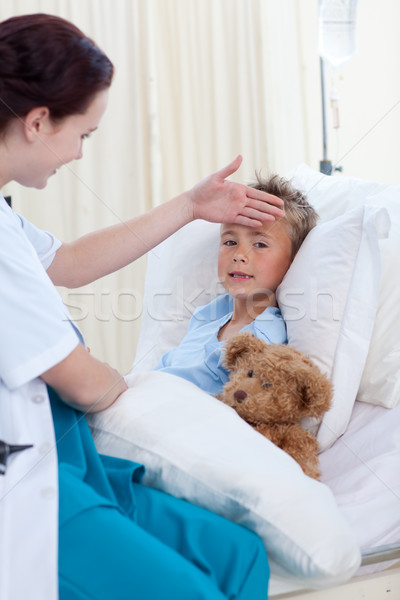 женщины врач ребенка температура кровать работу Сток-фото © wavebreak_media