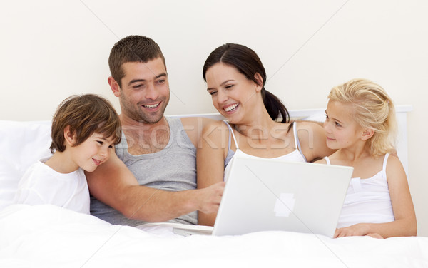 [[stock_photo]]: Parents · enfants · utilisant · un · ordinateur · portable · lit · famille · fille