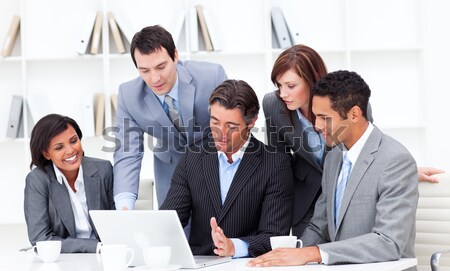 Foto stock: Multicultural · equipe · de · negócios · olhando · laptop · escritório · empresário