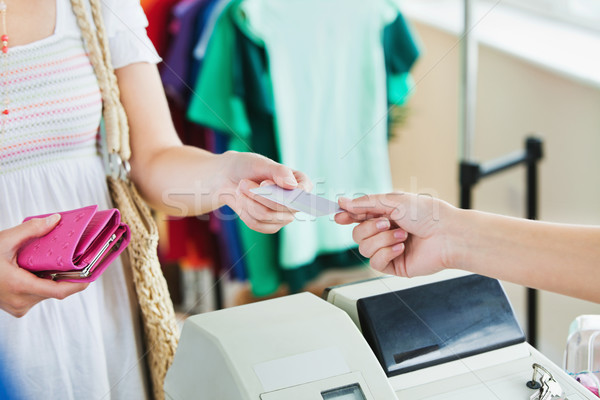 Femme payer carte de crédit magasin [[stock_photo]] © wavebreak_media