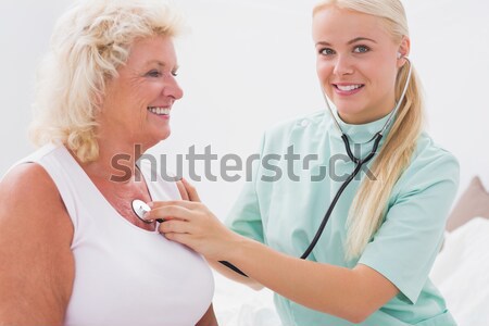 Destul de asistentă emotie pacient familie Imagine de stoc © wavebreak_media